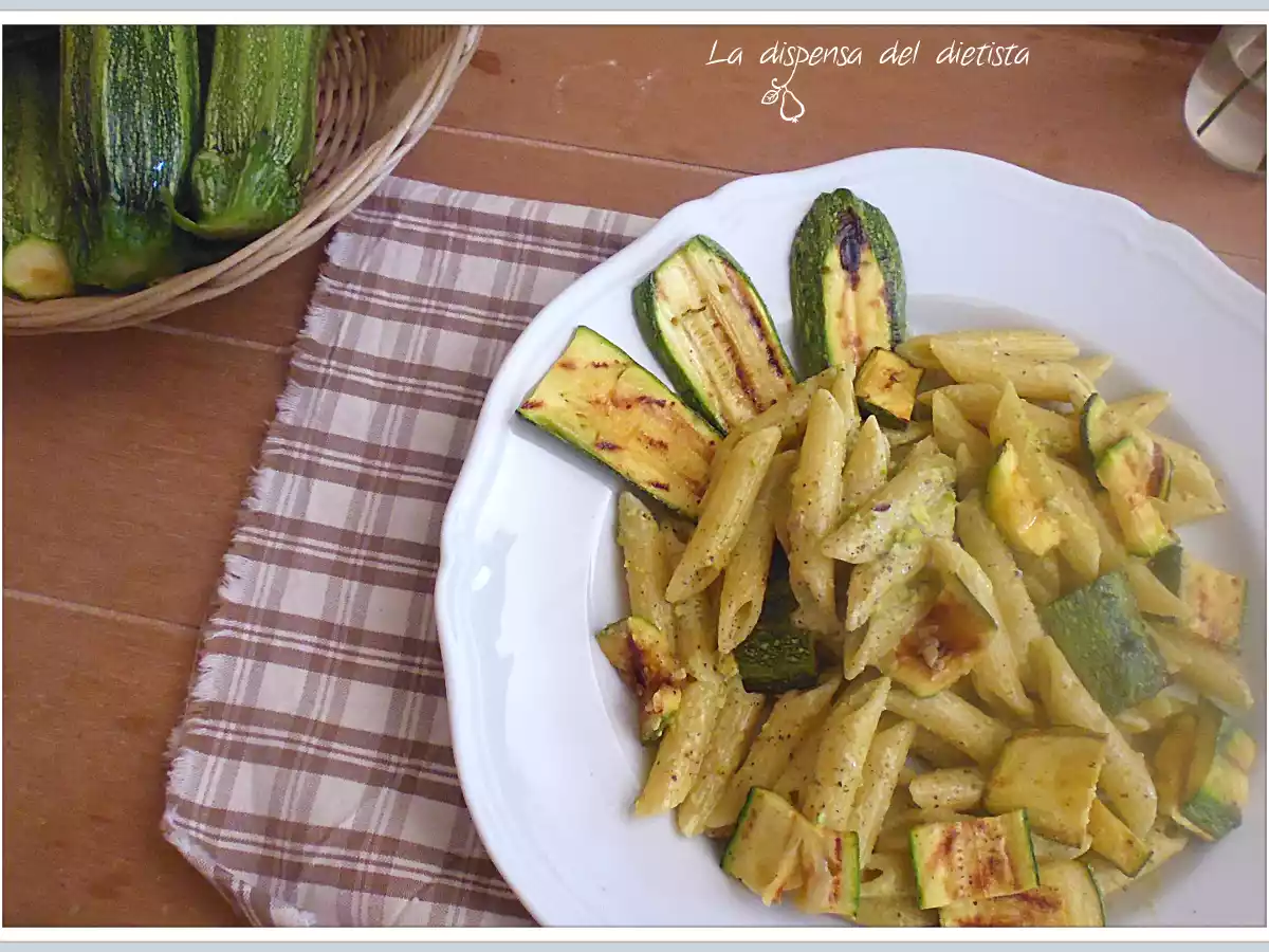 Pasta con pesto di pistacchi e zucchine grigliate