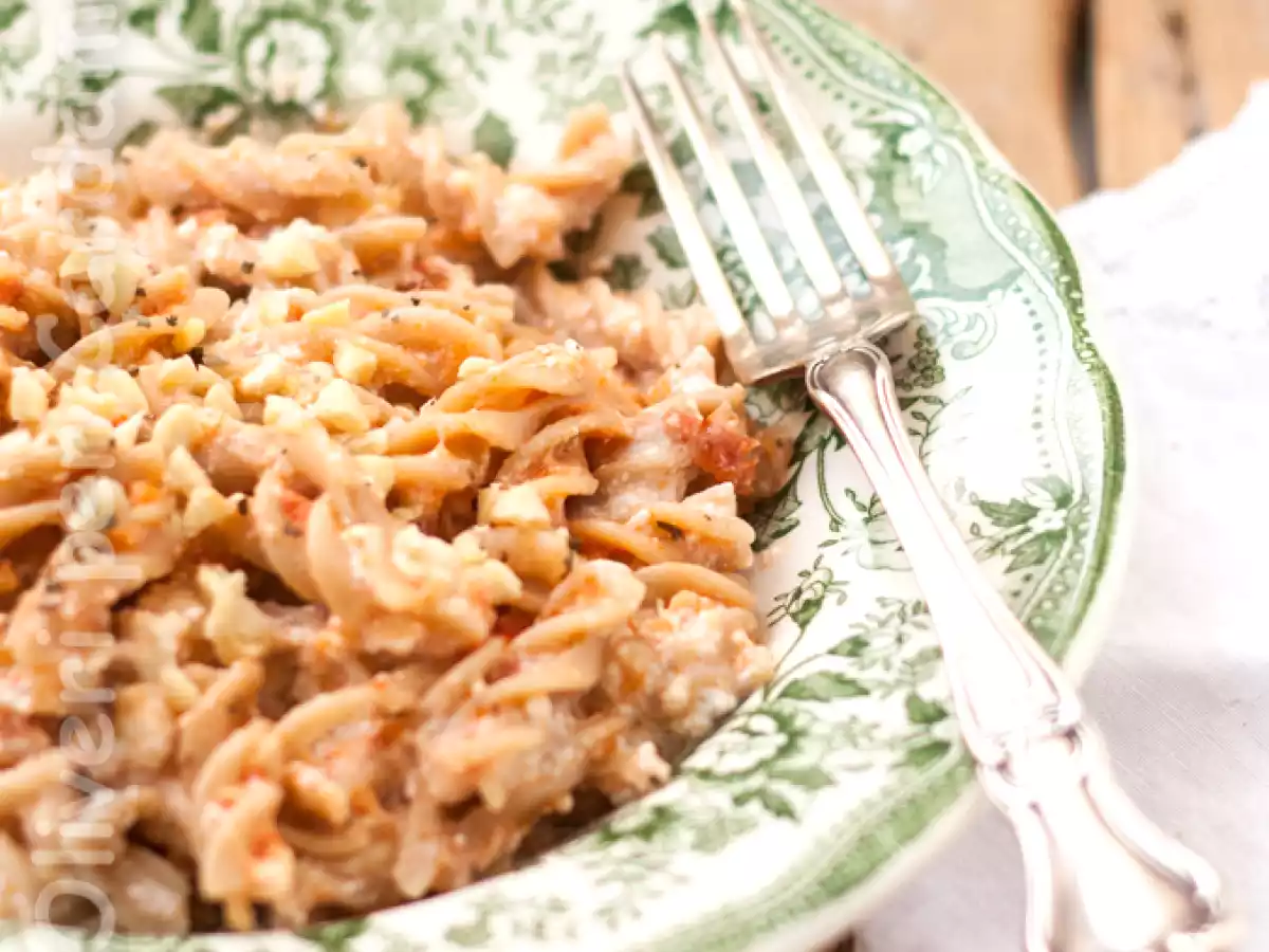 Pasta con pesto di pomodori secchi e ricotta