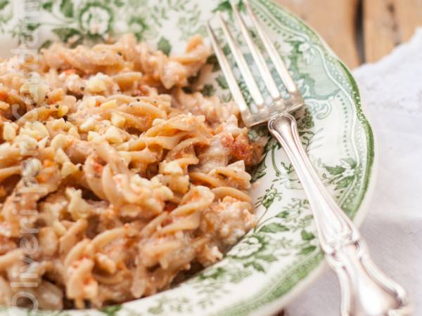 Pasta con pesto di pomodori secchi e ricotta