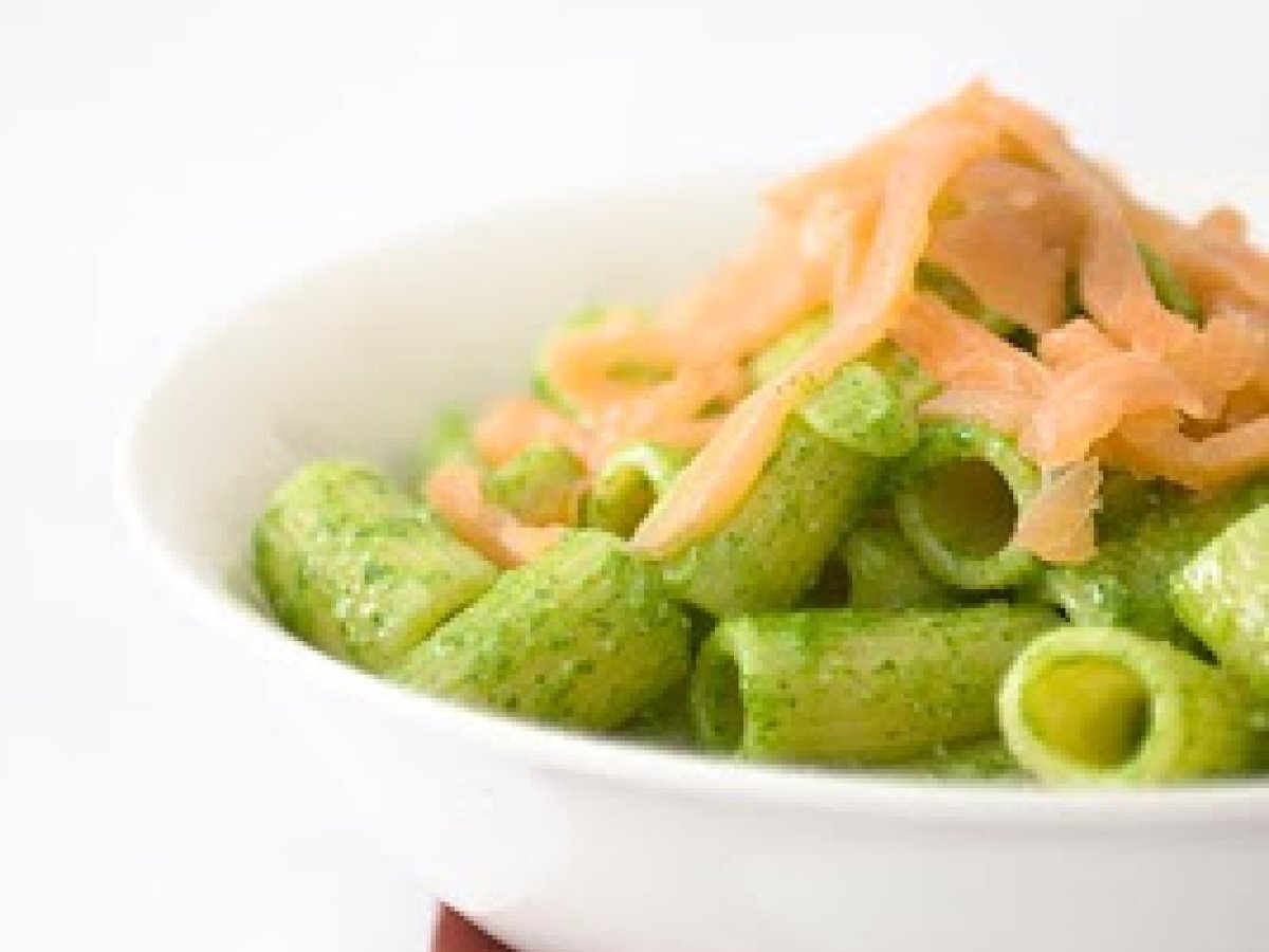 Pasta con pesto di rucola e salmone affumicato