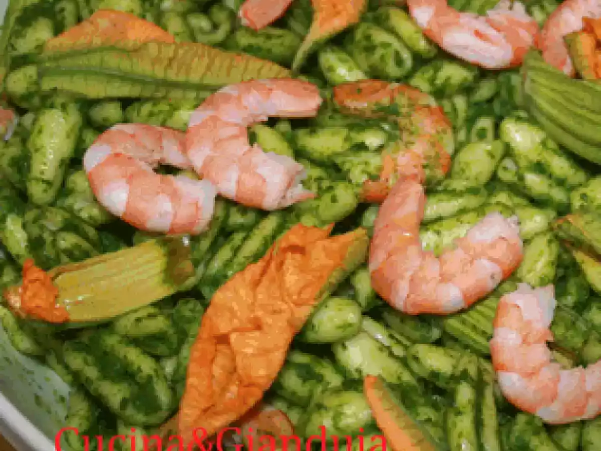 Pasta con pesto di rucola, fiori di zucca e gamberetti