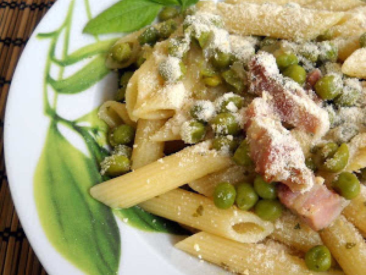 Pasta con piselli e pancetta
