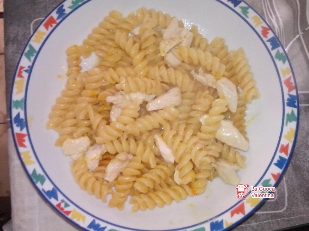 Pasta con pollo e zafferano