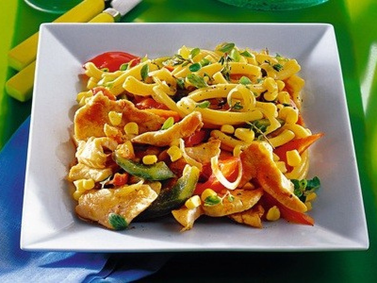 Pasta con pollo, peperoni e mais