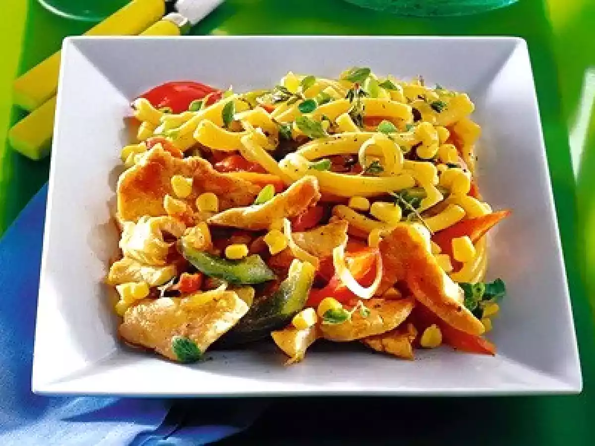 Pasta con pollo, peperoni e mais