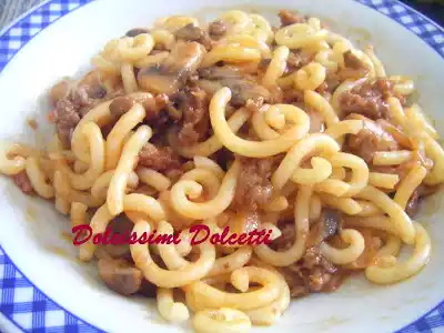 Pasta con ragù di salsiccia e funghi