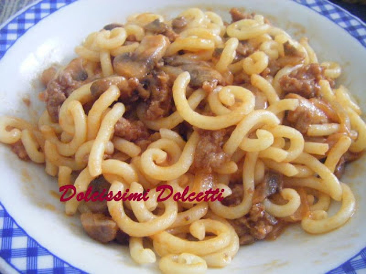 Pasta con ragù di salsiccia e funghi