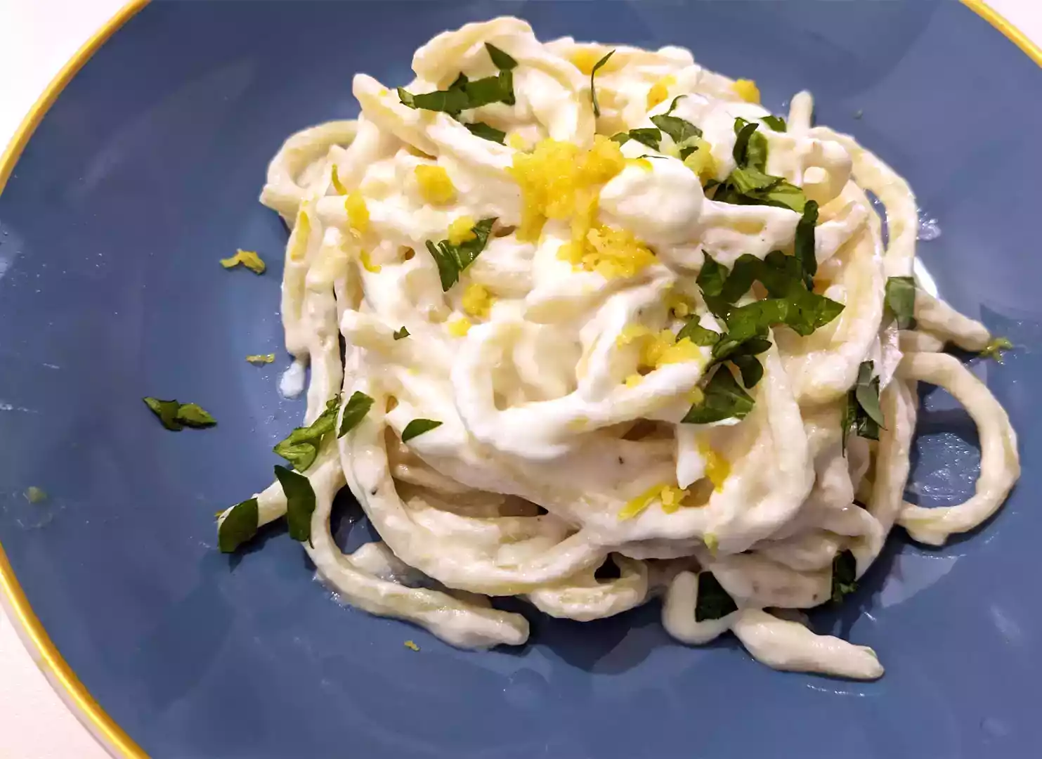 Pasta con ricotta e limone, un primo piatto delicato e facilissimo da preparare!
