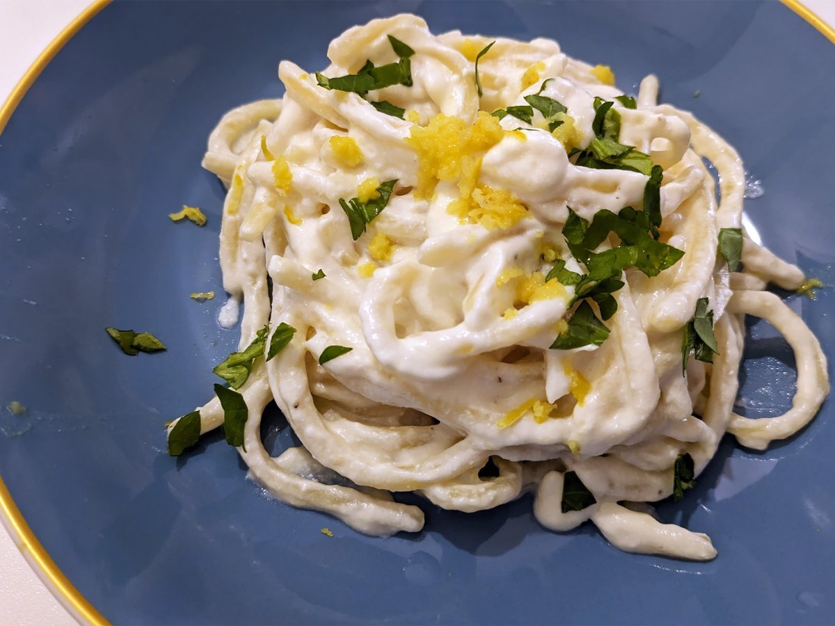 Pasta con ricotta e limone, un primo piatto delicato e facilissimo da preparare!