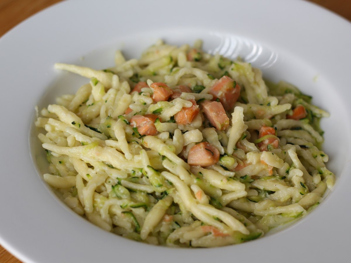 Pasta con salmone e zucchine - foto 2