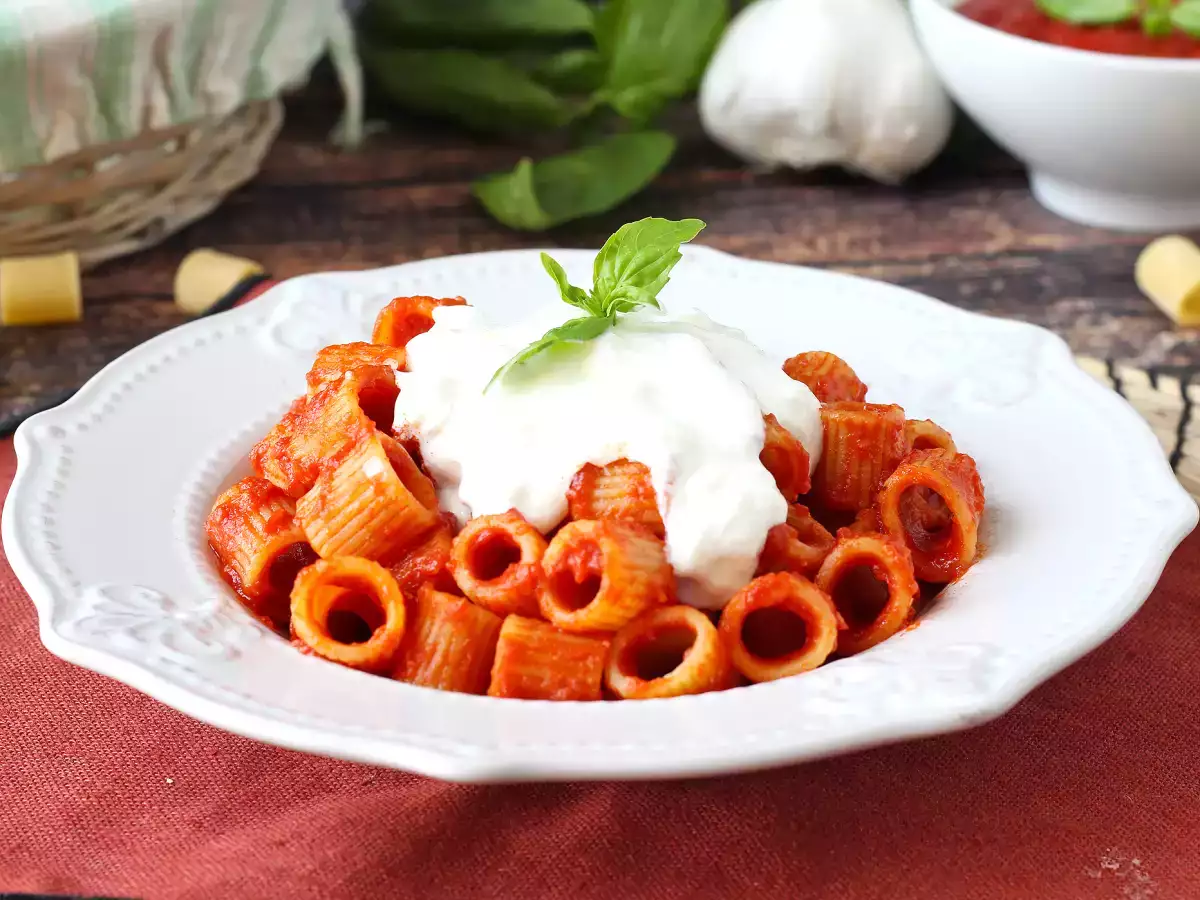 Pasta con stracciatella e pomodoro cremosa: il primo piatto pronto in 10 minuti - foto 2