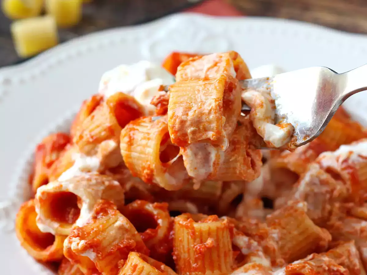 Pasta con stracciatella e pomodoro cremosa: il primo piatto pronto in 10 minuti - foto 3