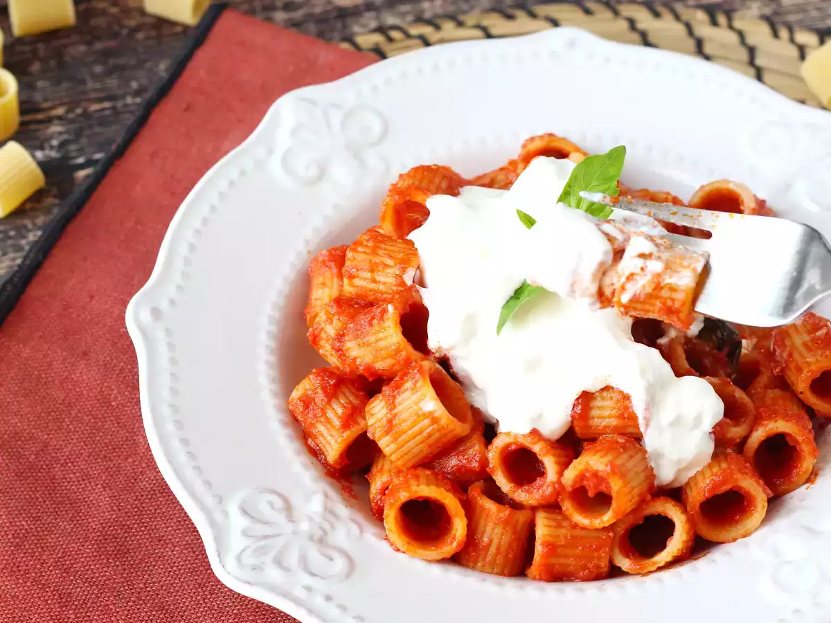 Pasta con stracciatella e pomodoro cremosa: il primo piatto pronto in 10 minuti - foto 4