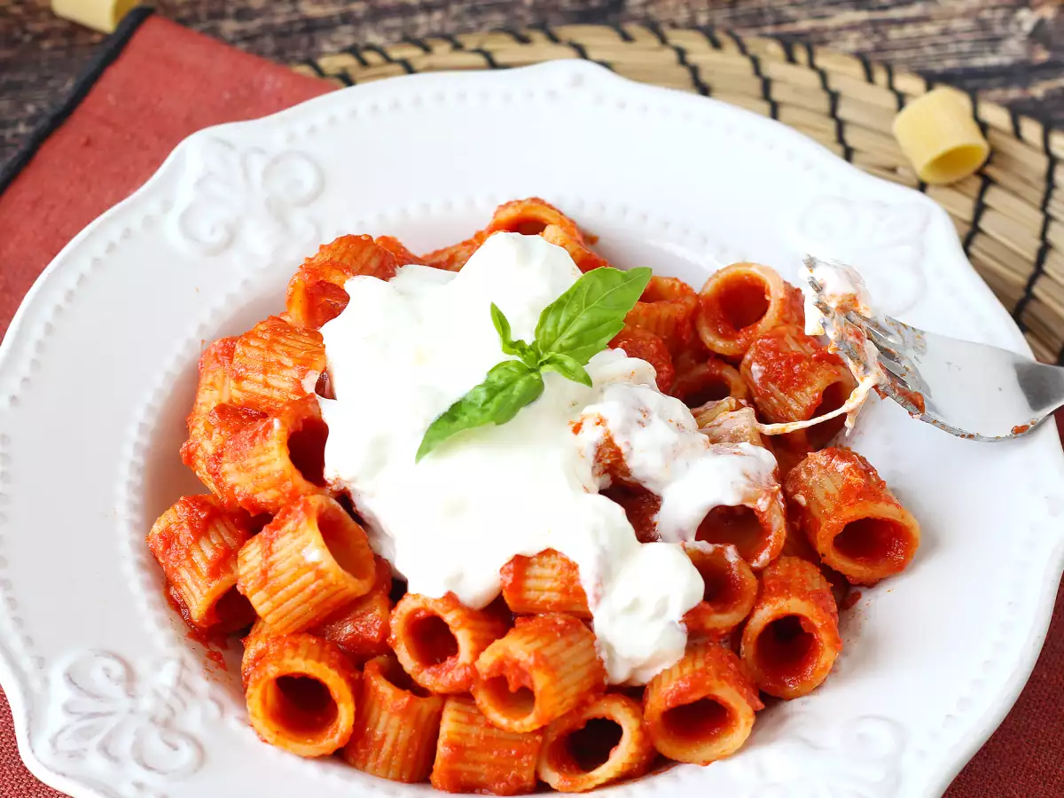 Pasta con stracciatella e pomodoro cremosa: il primo piatto pronto in 10 minuti - foto 5