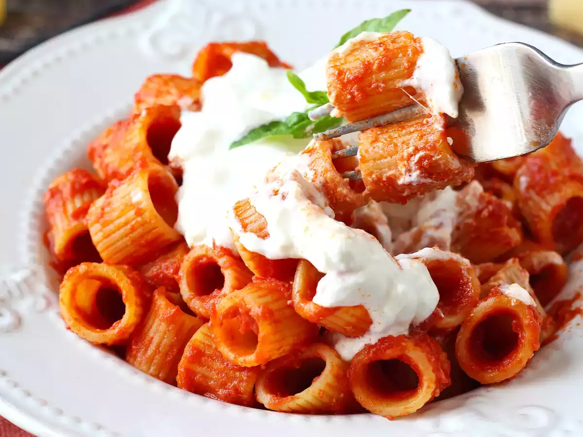 Pasta con stracciatella e pomodoro cremosa: il primo piatto pronto in 10 minuti - foto 6