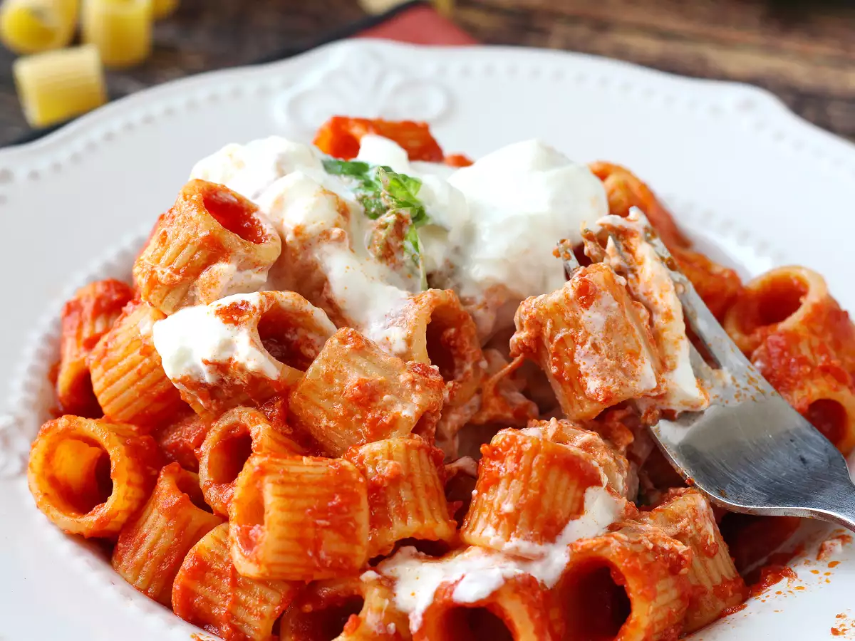 Pasta con stracciatella e pomodoro cremosa: il primo piatto pronto in 10 minuti - foto 7
