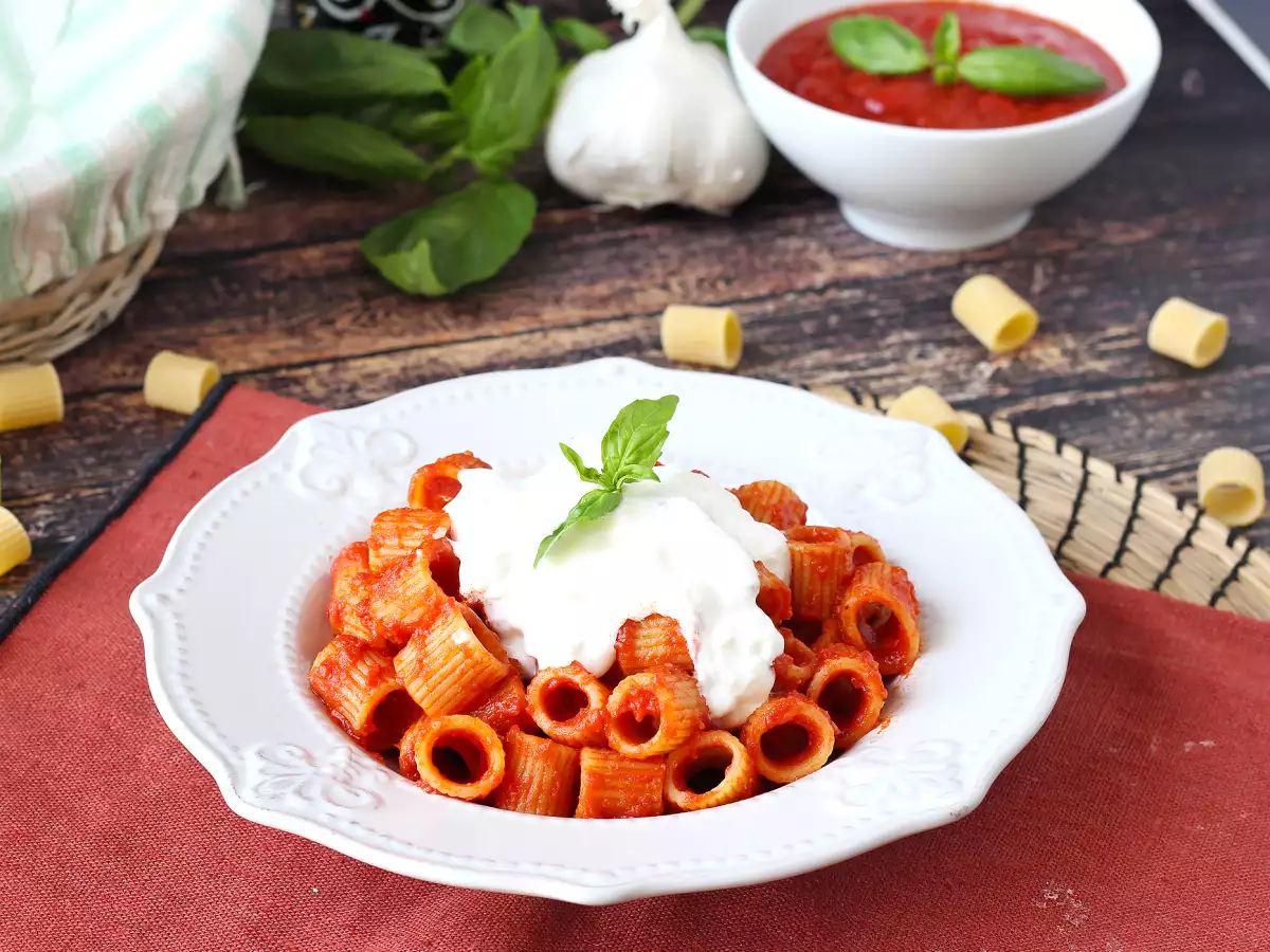 Pasta con stracciatella e pomodoro cremosa: il primo piatto pronto in 10 minuti - foto 8
