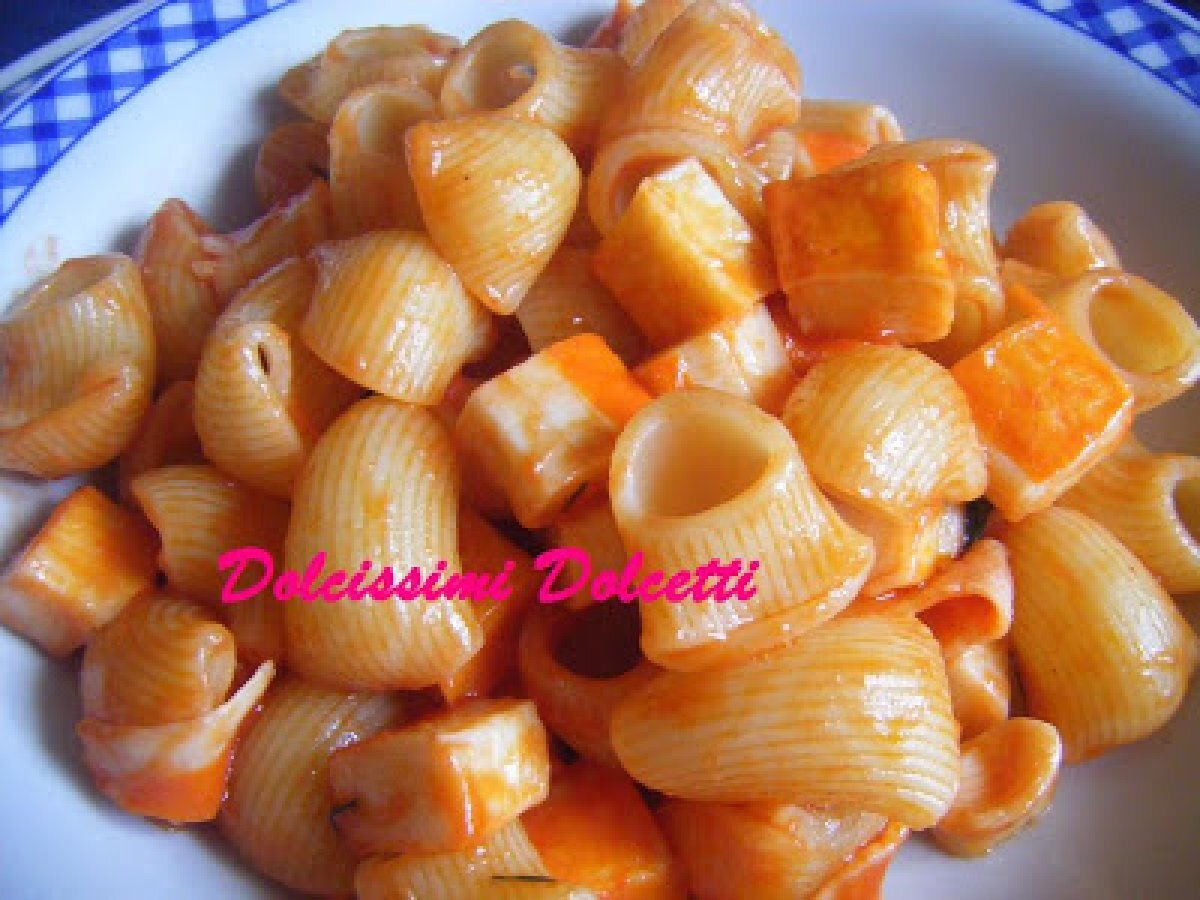 Pasta con surimi al pomodoro