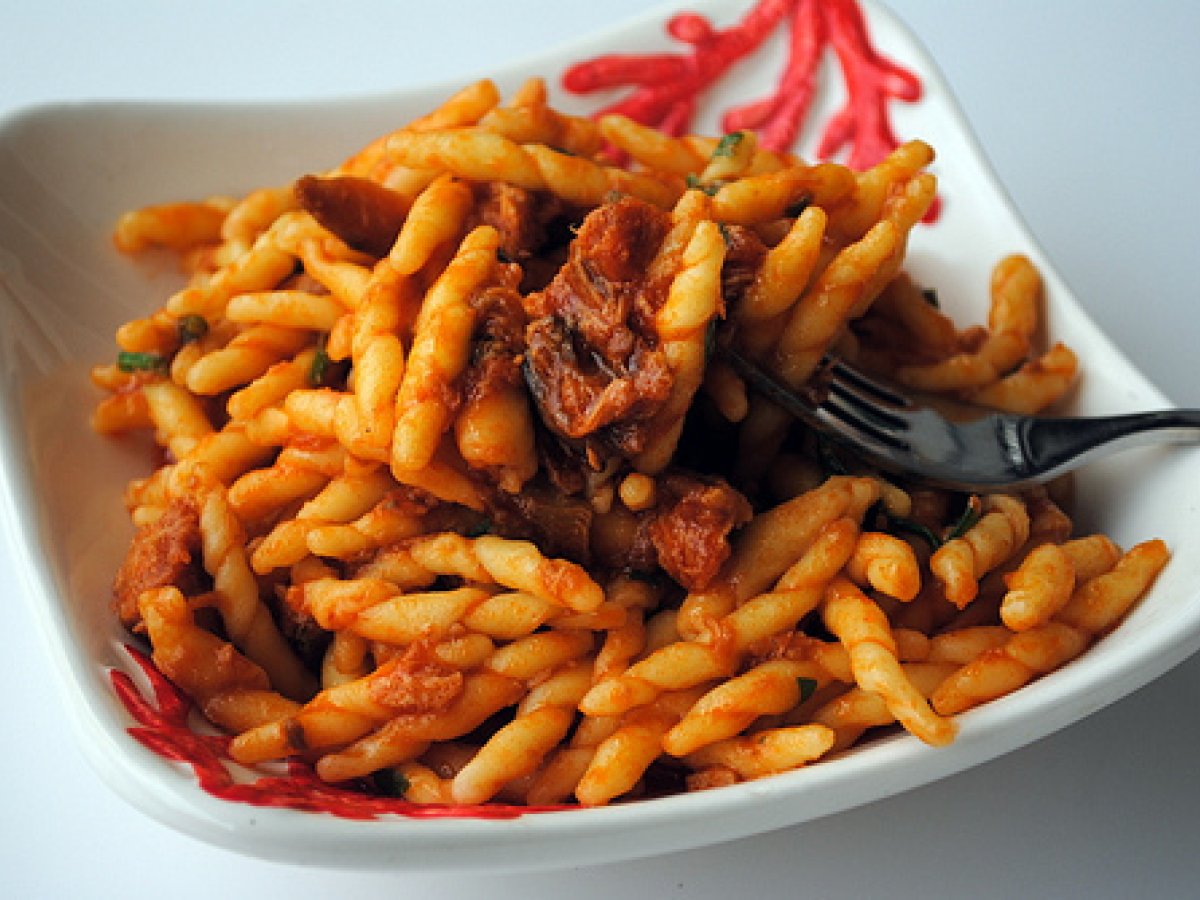 Pasta con tonno e funghi porcini