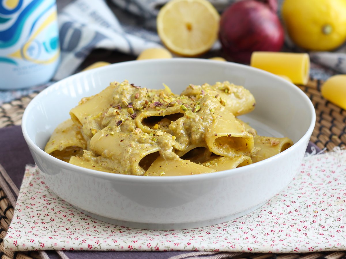 Pasta con tonno, pistacchi e limone