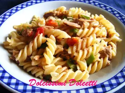 Pasta con tonno, pomodori e peperoni