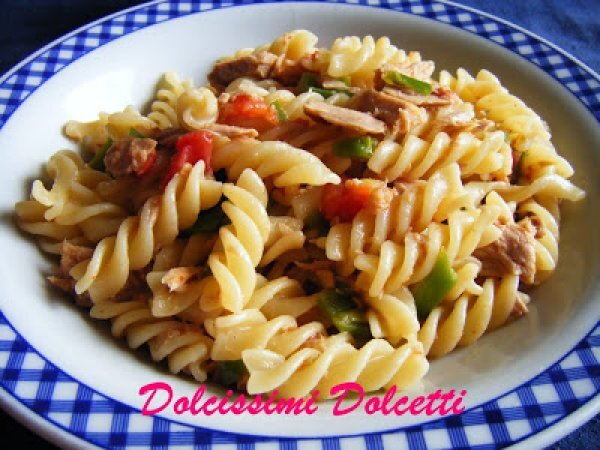 Pasta con tonno, pomodori e peperoni