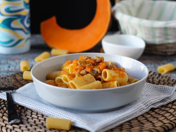 Pasta con zucca e salsiccia