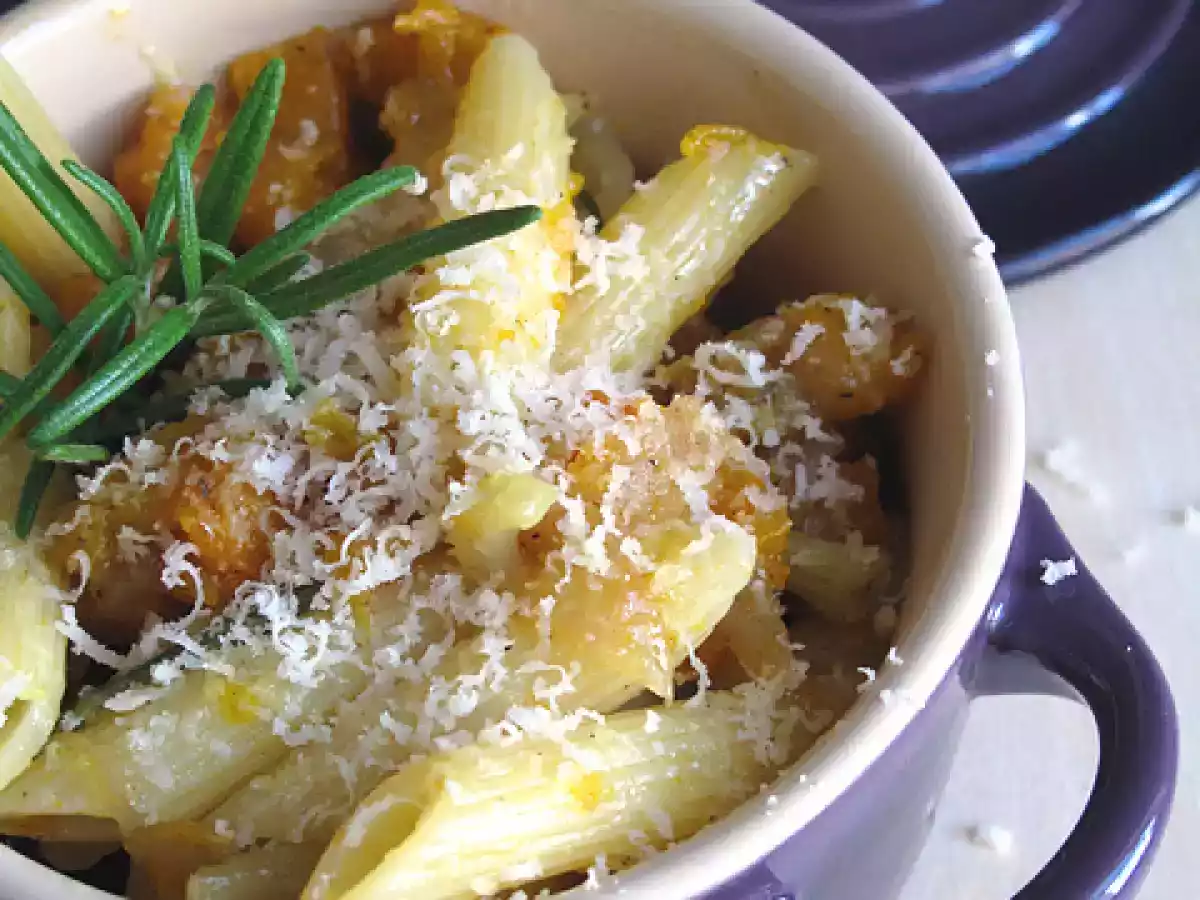 Pasta con zucca, sedano e cipolla