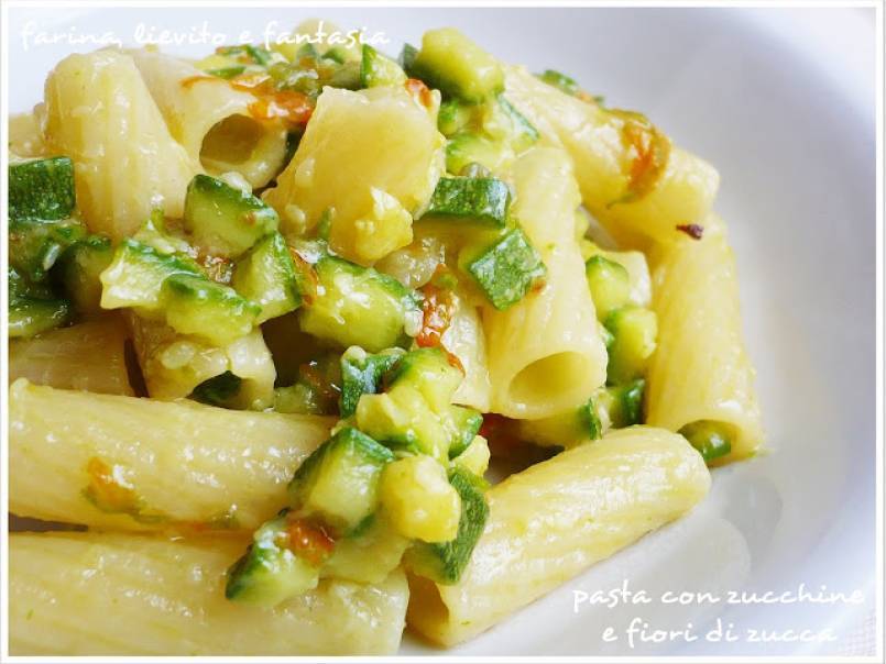 Pasta con zucchine e fiori di zucca