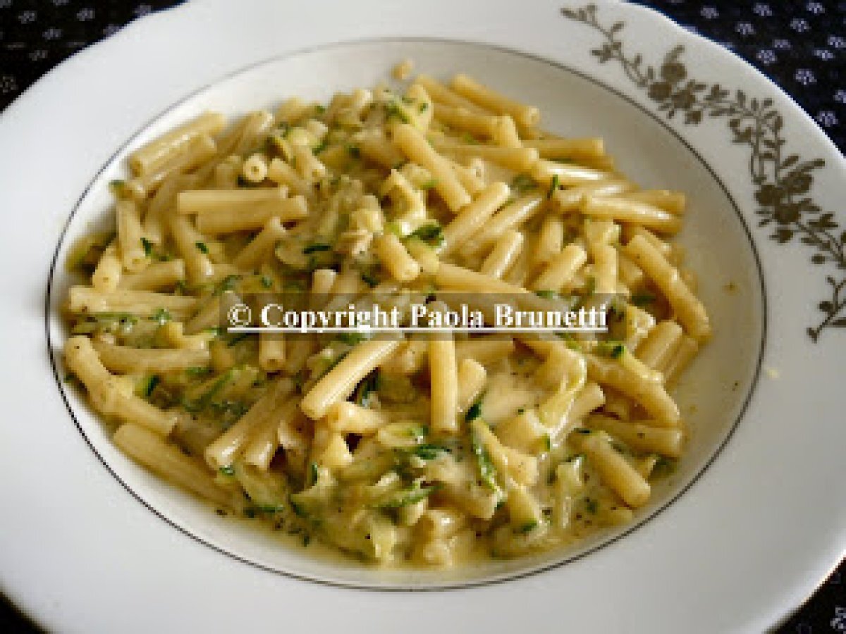 Pasta con zucchine e formaggio