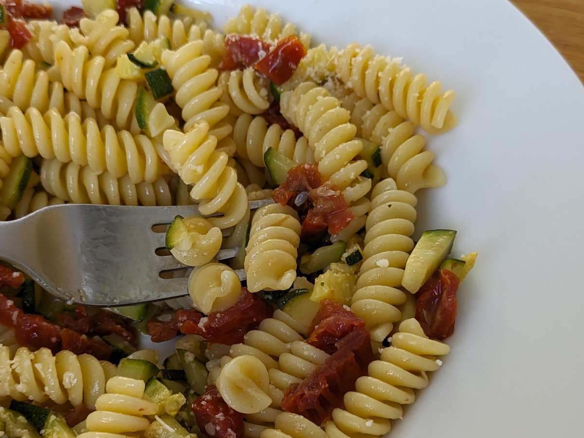 Pasta con zucchine e pomodori secchi: un primo piatto veloce e gustosissimo! - foto 4