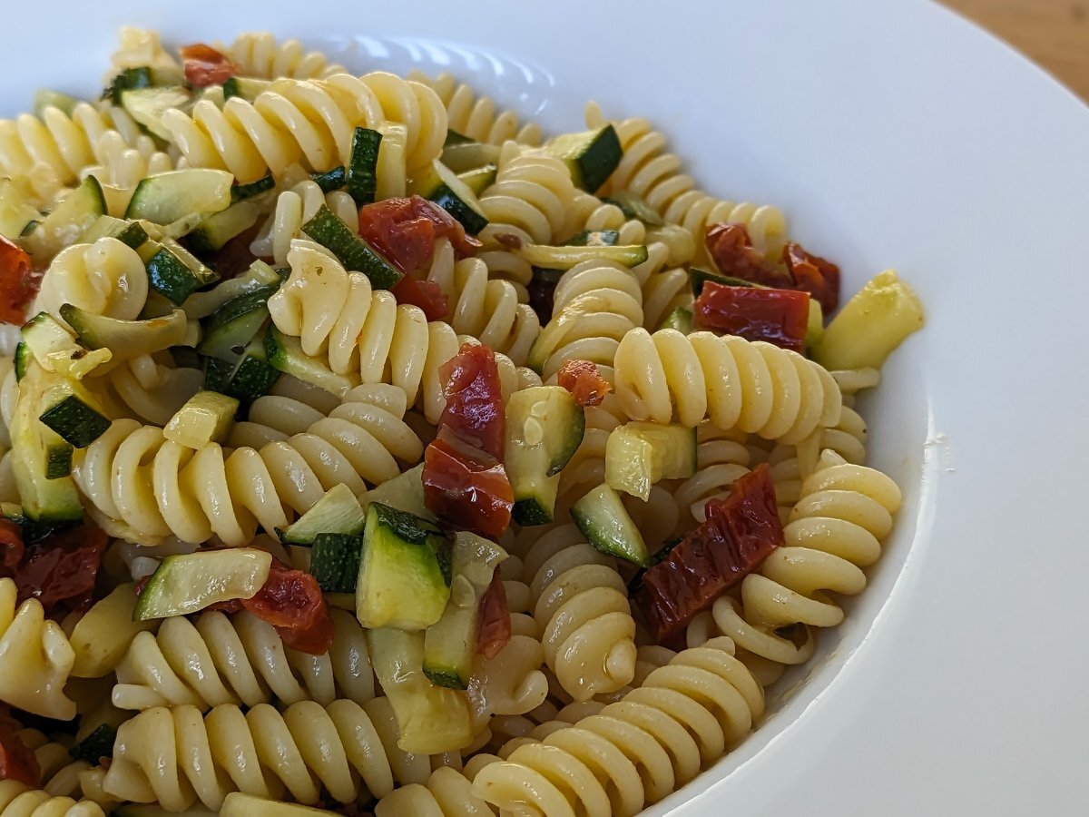 Pasta con zucchine e pomodori secchi: un primo piatto veloce e gustosissimo! - foto 5