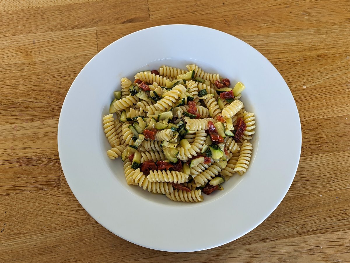 Pasta con zucchine e pomodori secchi: un primo piatto veloce e gustosissimo! - foto 2