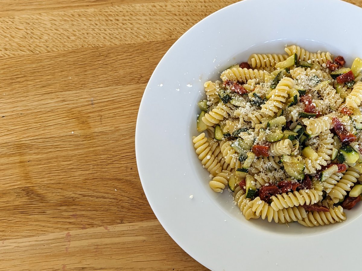 Pasta con zucchine e pomodori secchi: un primo piatto veloce e gustosissimo! - foto 3