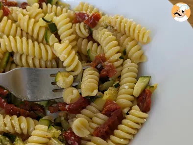 Pasta con zucchine e pomodori secchi: un primo piatto veloce e gustosissimo! - foto 4