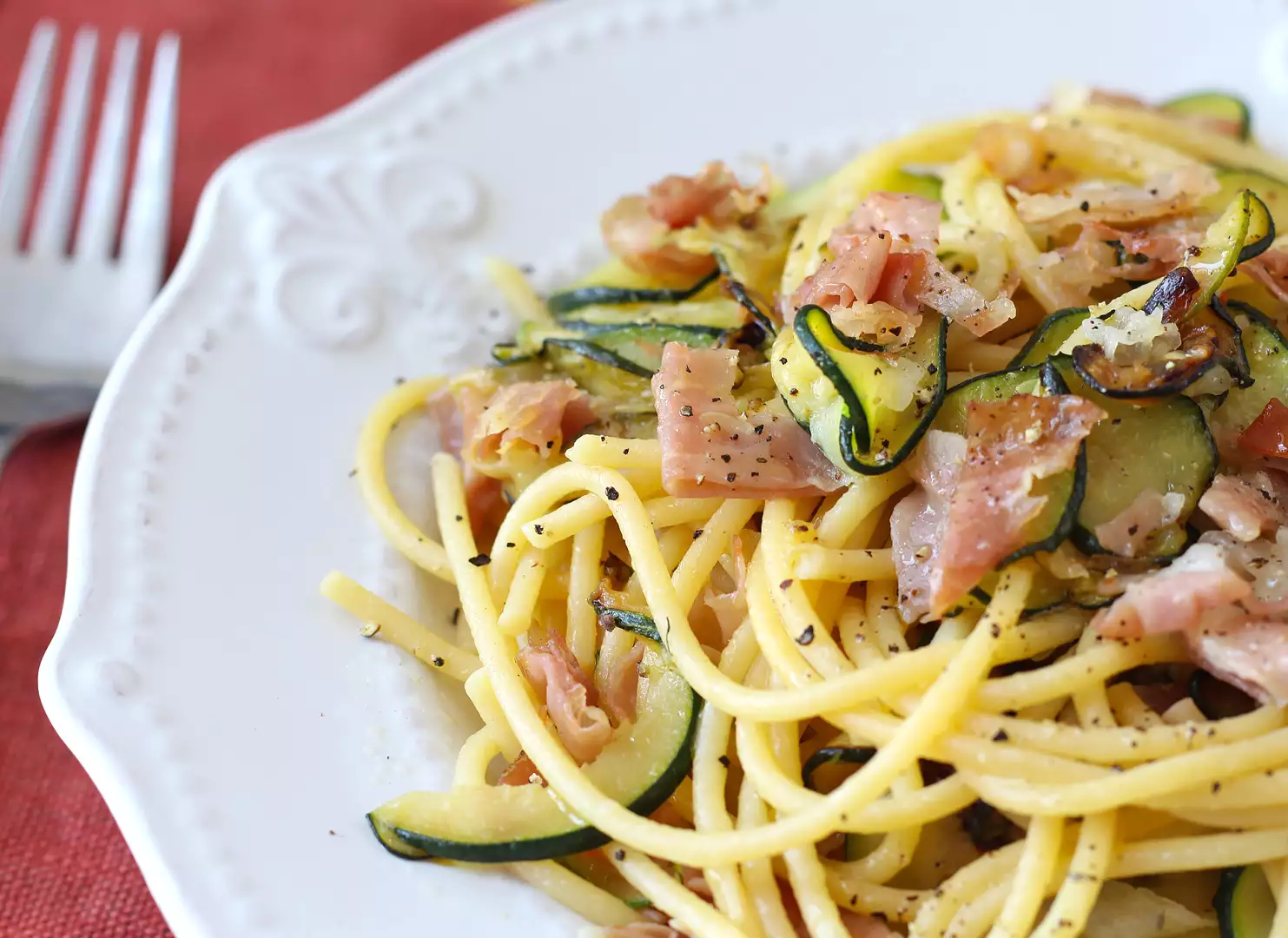 Pasta con zucchine e speck croccante: ricetta facile salva pranzo e cena
