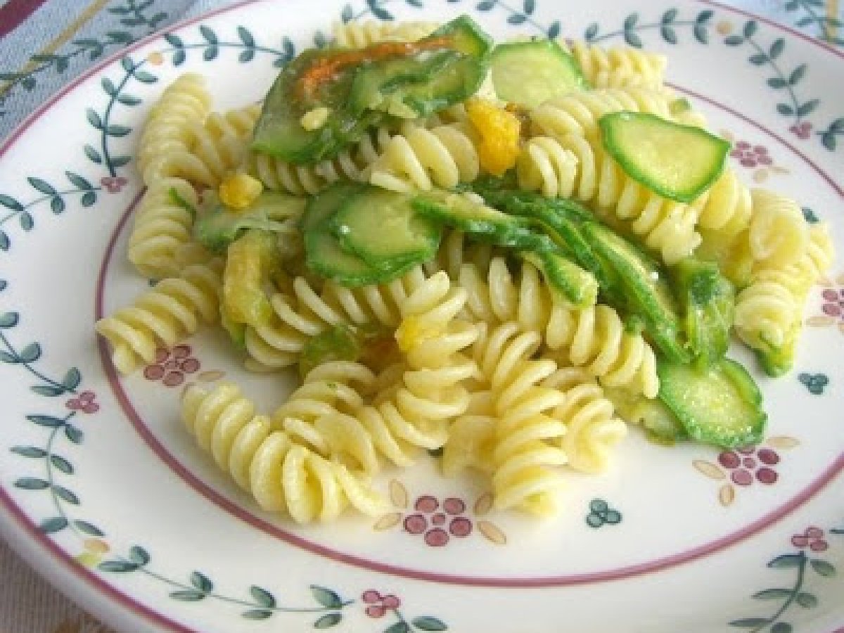 Pasta con zucchine e uovo sodo