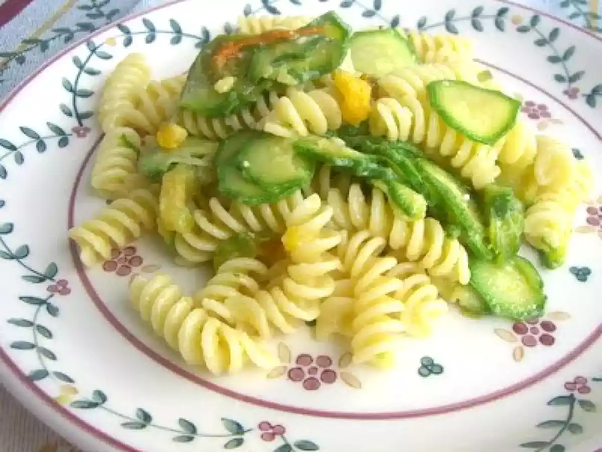 Pasta con zucchine e uovo sodo