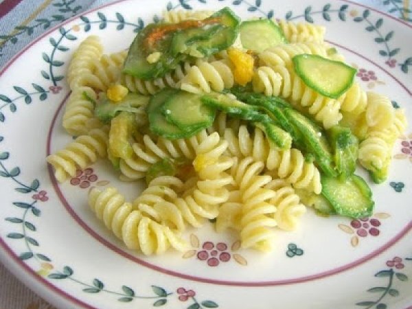 Pasta con zucchine e uovo sodo