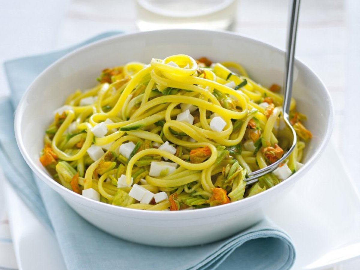 Pasta con zucchine novelle e primosale