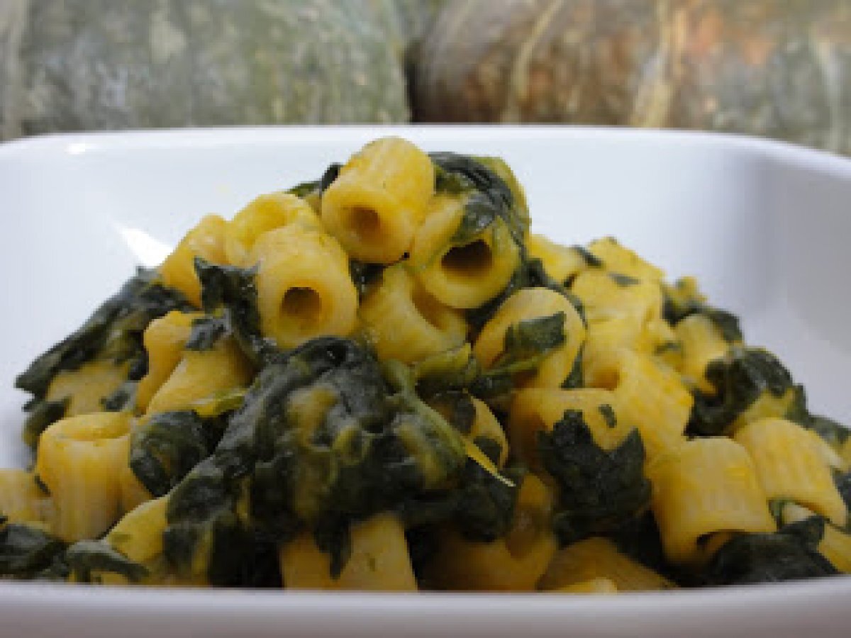 Pasta corta con zucchine e spinaci