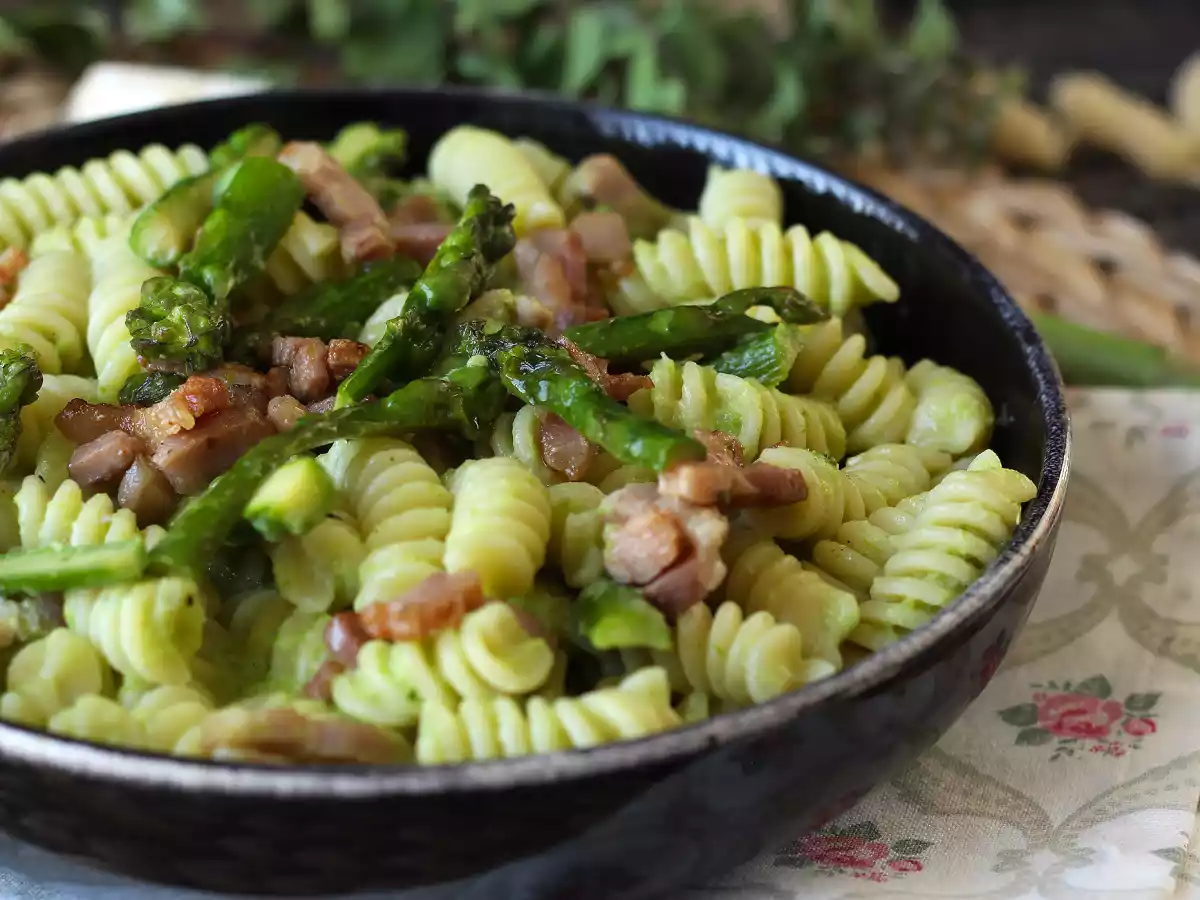 Pasta cremosa asparagi e pancetta: ricetta facile e gustosa - foto 2