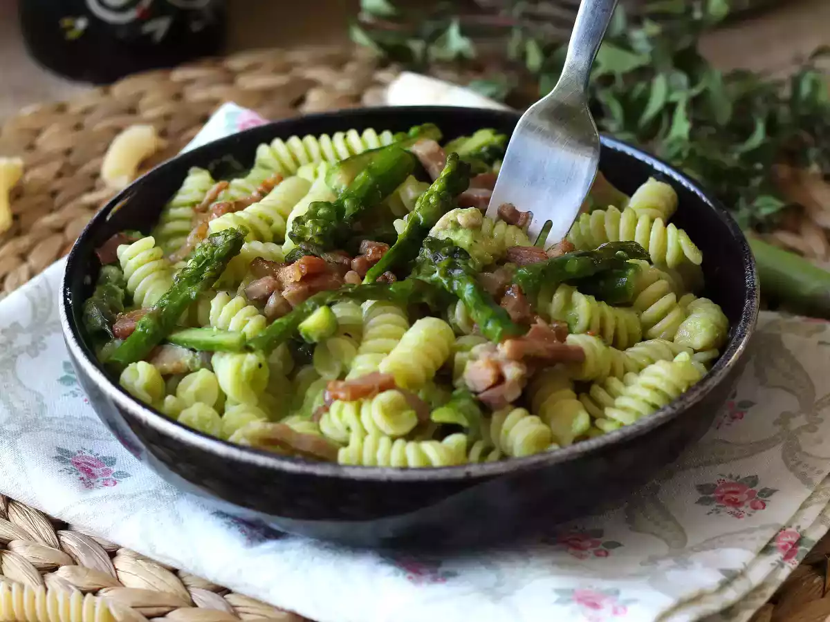 Pasta cremosa asparagi e pancetta: ricetta facile e gustosa