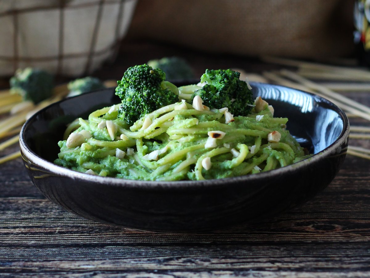 Pasta cremosa con broccoli e mandorle: un piatto facile da preparare e ricco di sapore - foto 3