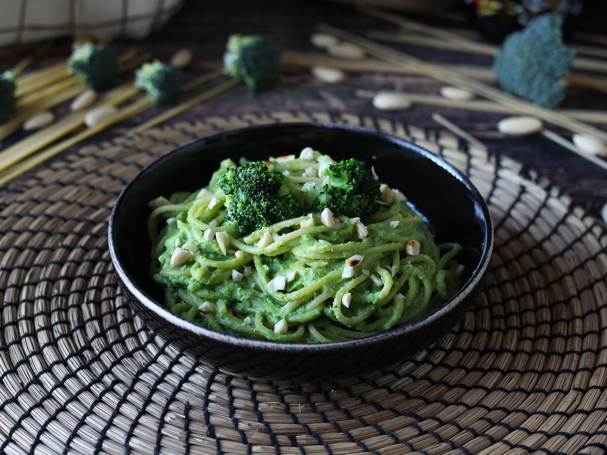 Pasta cremosa con broccoli e mandorle: un piatto facile da preparare e ricco di sapore