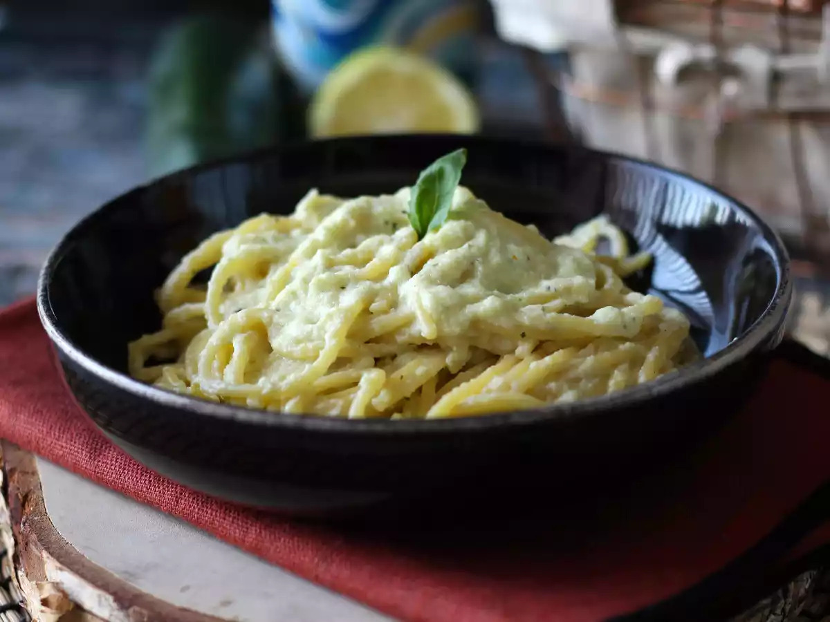Pasta cremosa con zucchine e yogurt greco