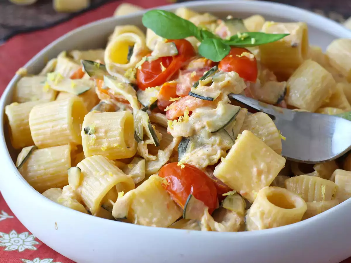 Pasta cremosa con zucchine, pomodorini, philadelphia e limone - foto 4