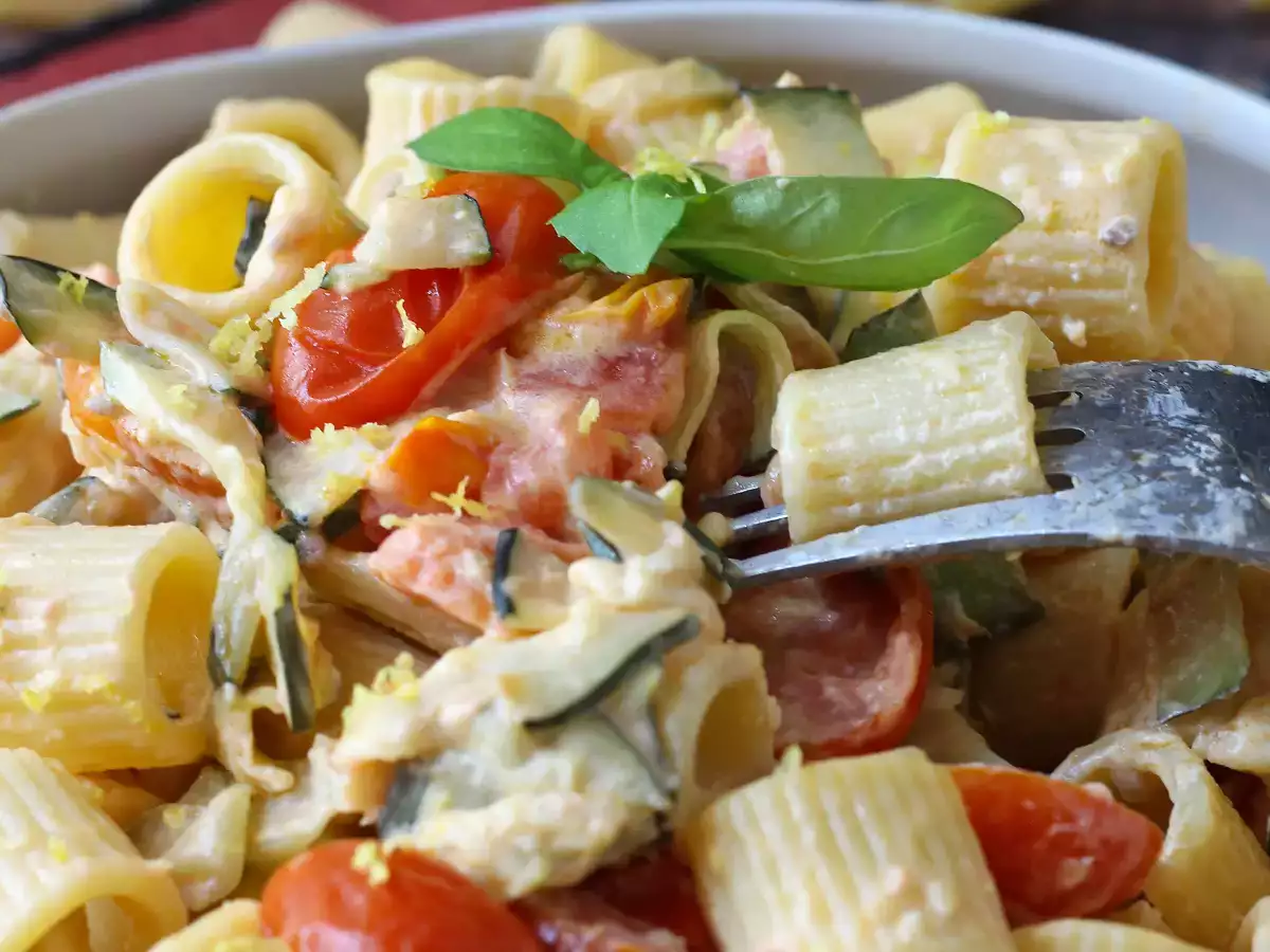 Pasta cremosa con zucchine, pomodorini, philadelphia e limone - foto 5