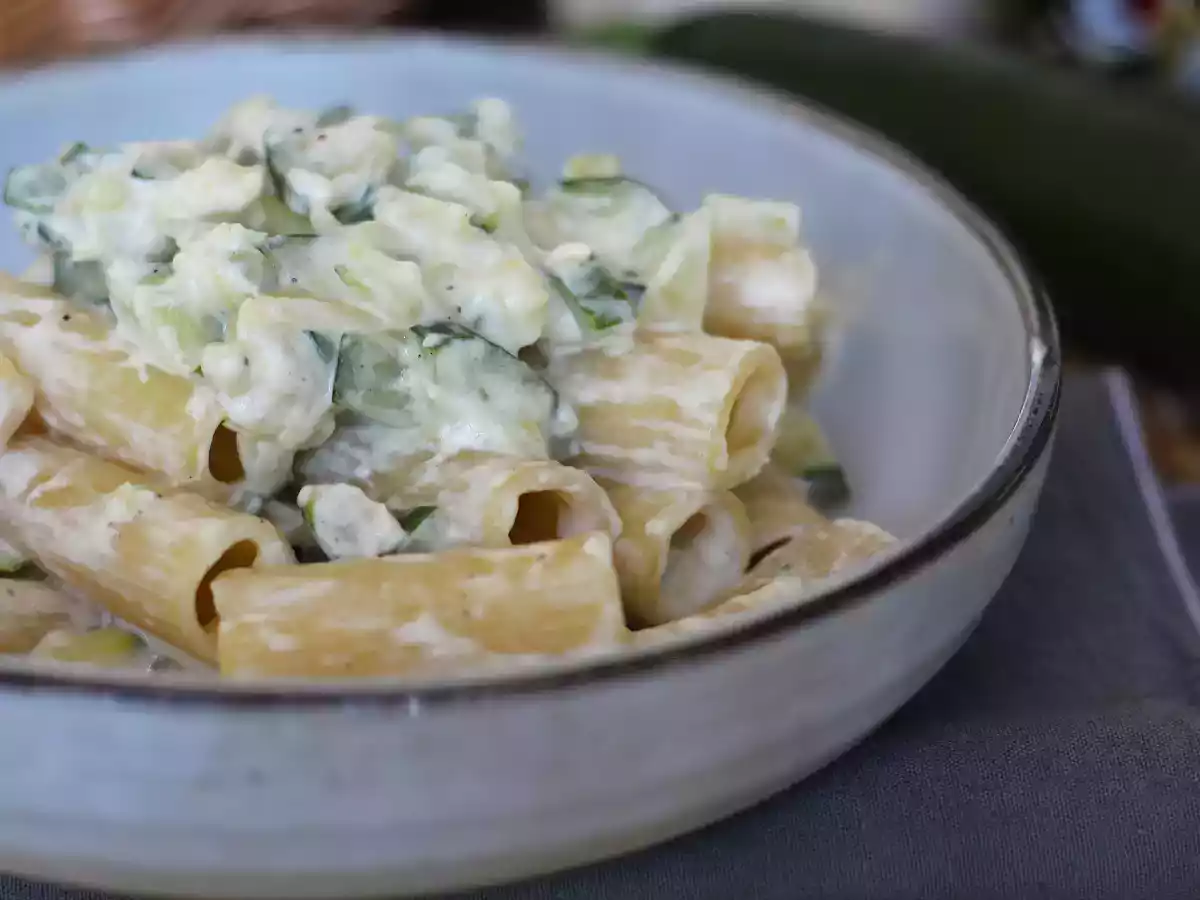 Pasta cremosa con zucchine, ricetta gustosa e velocissima da preparare