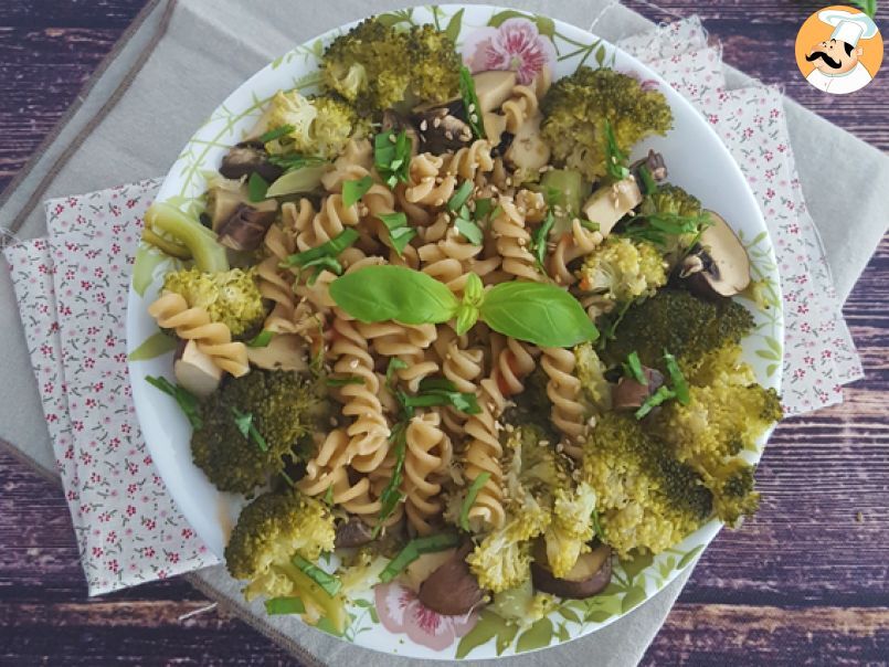 Pasta di legumi con broccoli, funghi e basilico